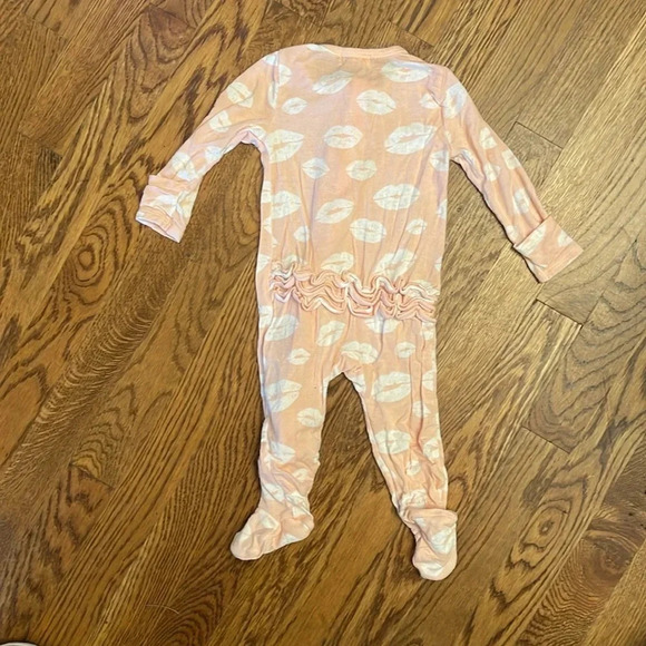 Angel Dear pink lip print bamboo onesie size 6-9M - Picture 2 of 4
